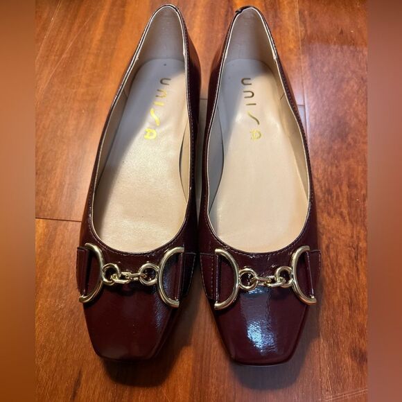 Unisa Women's Deep Red Loafers with Gold Detail Size 8.5 - Picture 1 of 7